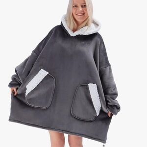 Comore Women's Gray/White Sherpa Hooded Oversized Blanket Sweatshirt- One Size